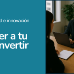Directivos industriales analizando un proyecto de realidad virtual para formación, prototipado y marketing